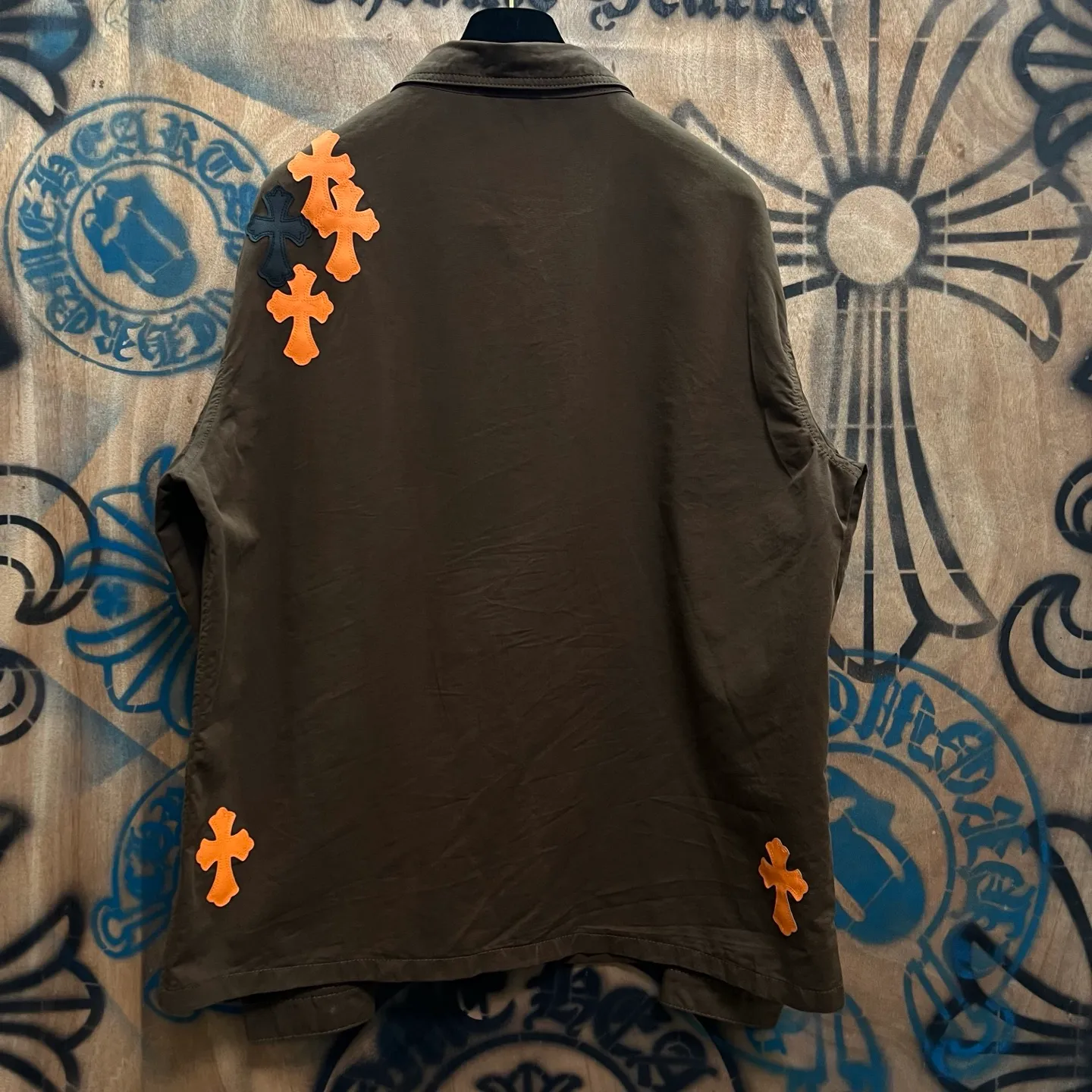 P610 Wang Zha has a new one! Heavy 15.5oz! Kill all market versions instantly! The price has bottomed out. Chrome Hearts Haute Couture Chrome Hearts patchwork leather denim jacket. The choice of high-grade twill denim custom-made fabrics is very important. It distinguishes the low version and wrong version of all pure black denim fabrics on the market. The cross patchwork leather is all imitation lambskin. All dyeing is completely restored without color difference. The inner leather label is first-layer calfskin. All hardware is 925 silver plated. It distinguishes all versions on the market. There is no better casual comparison in the market. Same style for men and women S-XL